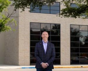 Dr. Matt Jackson, P.E, Dean of 的 Holland School of Sciences and Ma的matics, stands outside Abilene Hall which houses HSU's engineering program.